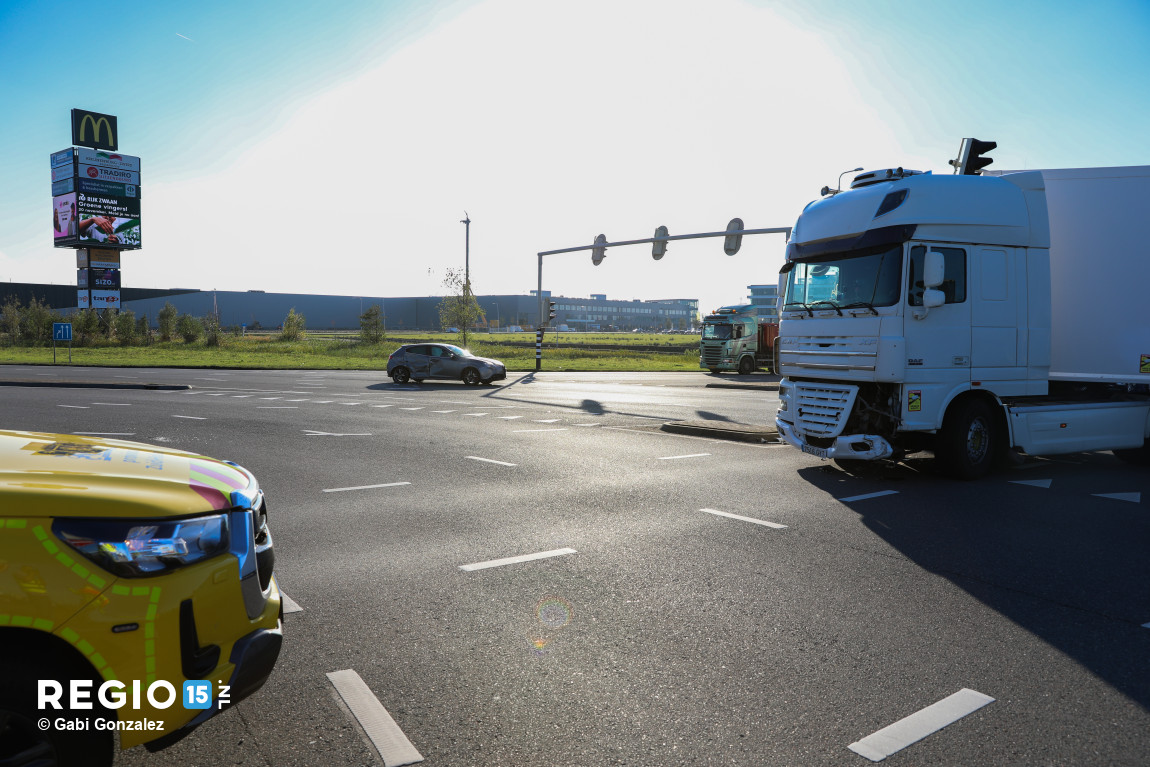 Ongeval bij Westerleeplein in De Lier veroorzaakt schade en verkeershinder