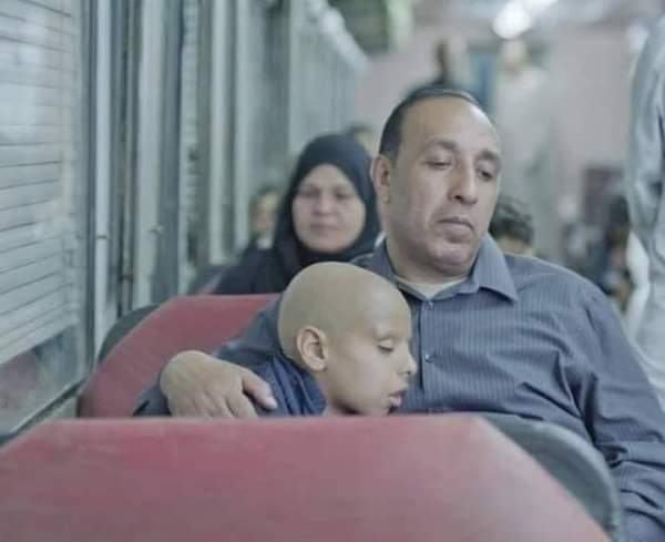 ay765u67Aagg's tweet photo. موقف غريب حصلى النهاردة وانا راكب القطار واحد قاعد فى وشى و معاه ابنه صغير كده عنده Cancer... ف ببص عليه لاقيته قاعد زعلان كده و شكله كان تعبان و مهموم اوي....ف لاقيت ابوه عمال يهزر معاه و يقوله اضحك و بيحاول يضحكه و هو بيضحك كده (ضحكة هم)..فجأة لقيته بيقوله و هو تعبان كده ب الحرف (بابا هو انا ربنا هياخدني امتي انا تعبت من الحقن اوي) انا ف اللحظه دي حسيت ان جسمي اتشل كده بأمانه صدمني..ف باباه قاله لا يا حبيبي انت هتفضل معانا و مع حنان اختك اللي بتحبها...و هي عينه مدمعه كده..ف انا قاعد سامعهم ف بصتله و قولتله انت جميل اوي و كمان أمور ف ضحك كده و قالي بس شعري وقع و مبقتش أمور زي الاول...و هو عنيه مدمعه كده ف جيت امسك ايده حقيقي ايده مش باينه من الزرقان بتاع الحقن...قمت  وطيت علي ايده و بوستها ف هو بص لباباه كده و هو فرحان اللي هو مستغرب اول ما بوست ايده ضحكلي كده...بعدها فضلت اهزر معاه وضحكته و انا نازل لاقيته بيقولي ادعيلي اكون حلو و شعري يطول من تاني قولتله مش انا بس اللي هدعيلك انا هخلي الناس كلها تدعيلك علشان تفضل جميل و تبقي معانا..نزلت من القطار وانا حرفياً منهار عياط و ساعتها حسيت ان ربنا فعلاً مدينا نعمه كبيييييره اوي و هي الصحه حتي لو صحتك مش كويسه اوي بردو اشكر ربنا لان في ناس بتتمني تعيش بس علشان اهلها هيوحشوهم لما يموتوا 
احنا معندناش مشاكل ف حياتنا 
احنا معندناش هموم 
احنا ف نعمة نعمة كبيره و مش حاسين بيها 
في ناس بتتمني بس تعيش..بتتمني متخدش علاج 
ادعو لمازن انه يعيش علشان اخته بتوحشه و هو مسافر علشان علاجه بعيد عن اهله💔
انا  وعدته اني هخلي الناس كلها تدعيله علشان يخف 👏
ادعوا لمرضي السرطان
ربنا يشفيهم ويشفي كل مريض يارب

منقول