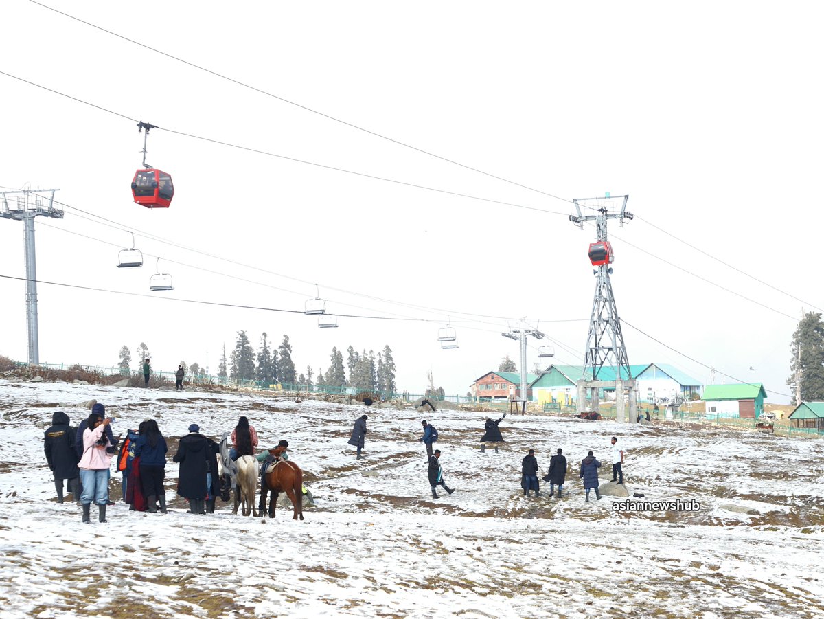AsianNewsHub's tweet photo. InPictures: Winter arrives in Gulmarg as first snowfall enchants visitors
Photos #SahilMir https://t.co/mDjUiZ4Hlx