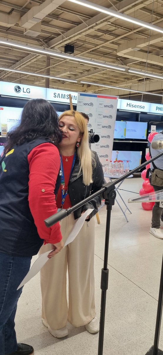 📢 ¡Ahora estamos en plena actividad del #ProgramaAvanzaMujer! 🌟 Con el apoyo de <a href="/SenceChile/">Servicio Nacional de Capacitación y Empleo, Sence.</a>, trabajadoras de la Región del Biobío participan en talleres de liderazgo,normativas y habilidades para el rol en supermercados,impulsando desarrollo y movilidad laboral #WalmartChile