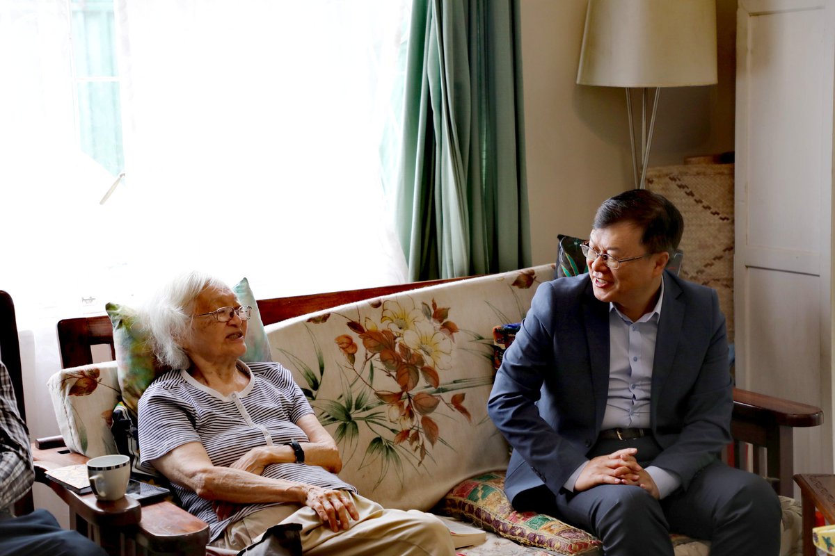 Pleasure to visit former 🇿🇼 Minister of Education &amp; renowned educator Dr. Fay King Chung. Deeply moved by her legendary life story, selfless dedication to 🇿🇼 education &amp; social progress. 🇨🇳 &amp; 🇿🇼 share the same vision of championing  education for all.👏