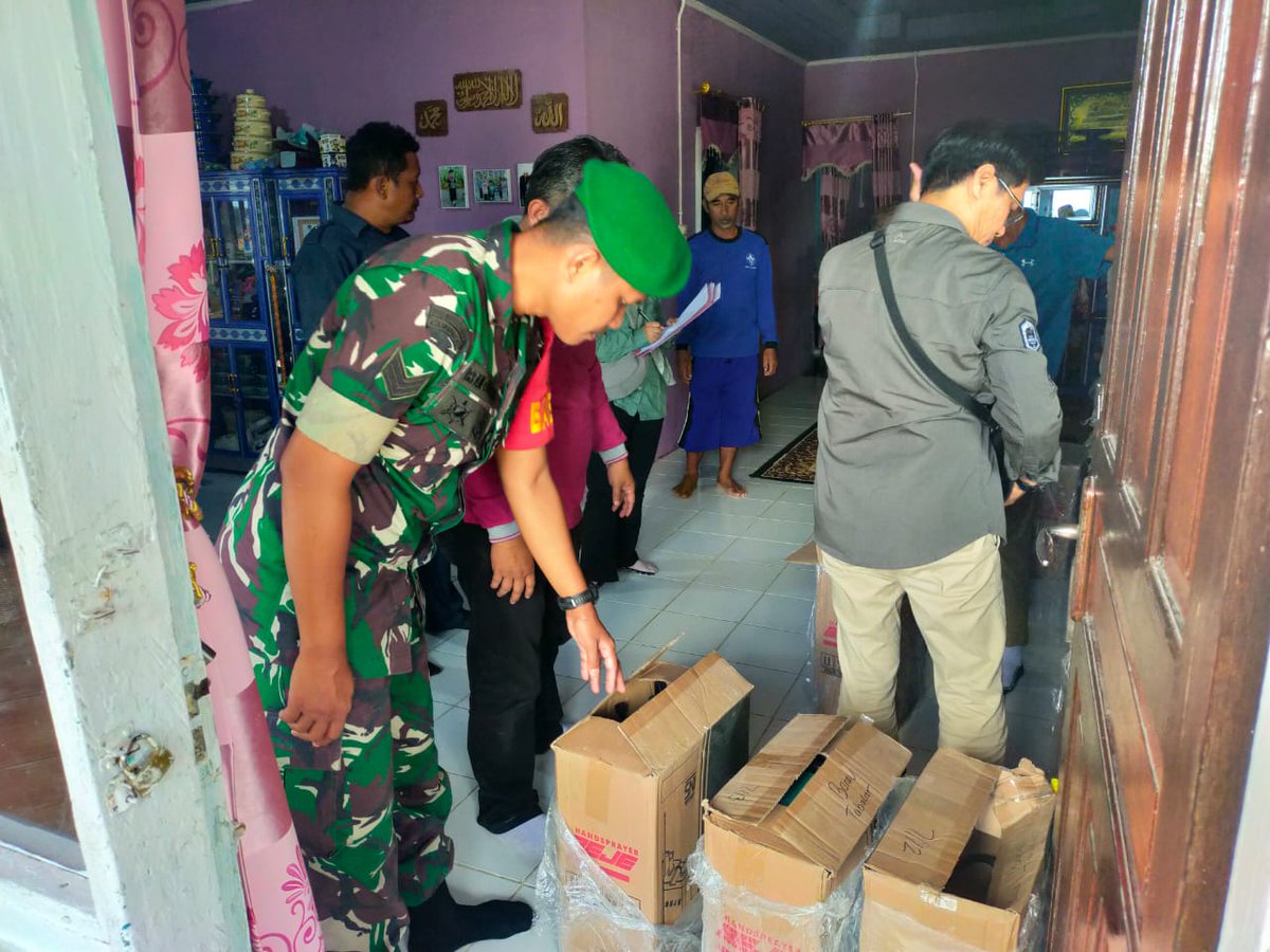 Trd0902's tweet photo. Pendim0902BERAU - Bentuk dukungan yang diberikan oleh Babinsa Koramil 09/Biatan Kodim 0902/Bru Serka Irfan Gunawan, dalam upaya Tingkatkan produktivitas pertanian melalui pengecekan alsintan dan benih padi, Tempat di Kp. Buyung-Buyung Kec. Tabalar Kab. Berau. Selasa (12/11/2024). https://t.co/YPez5qI7qn