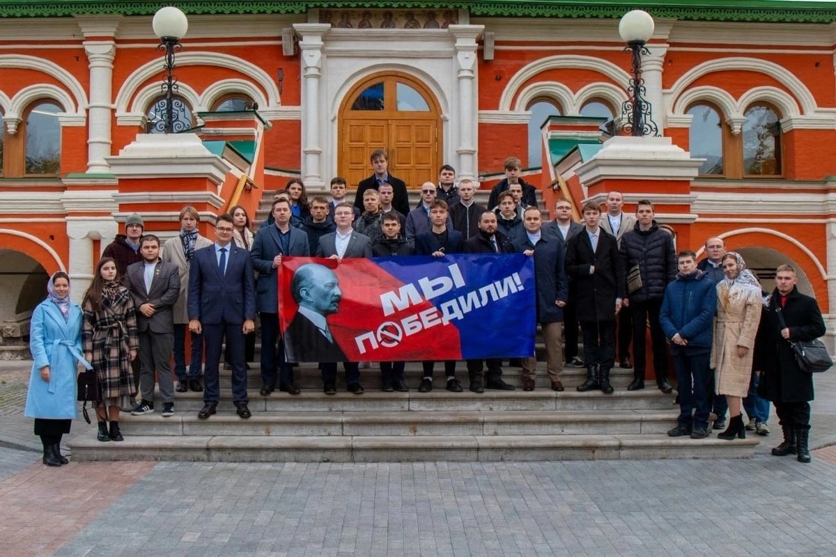А ведь эти «победители» стоять с перечёркнутым серпомолотом могут единственно благодаря тому, что он — серпомолот — когда-то был в нашей истории.
Одержи верх кумиры изображённого на плакате бородатого дядечки — и само их появление на свет представляется крайне сомнительным.