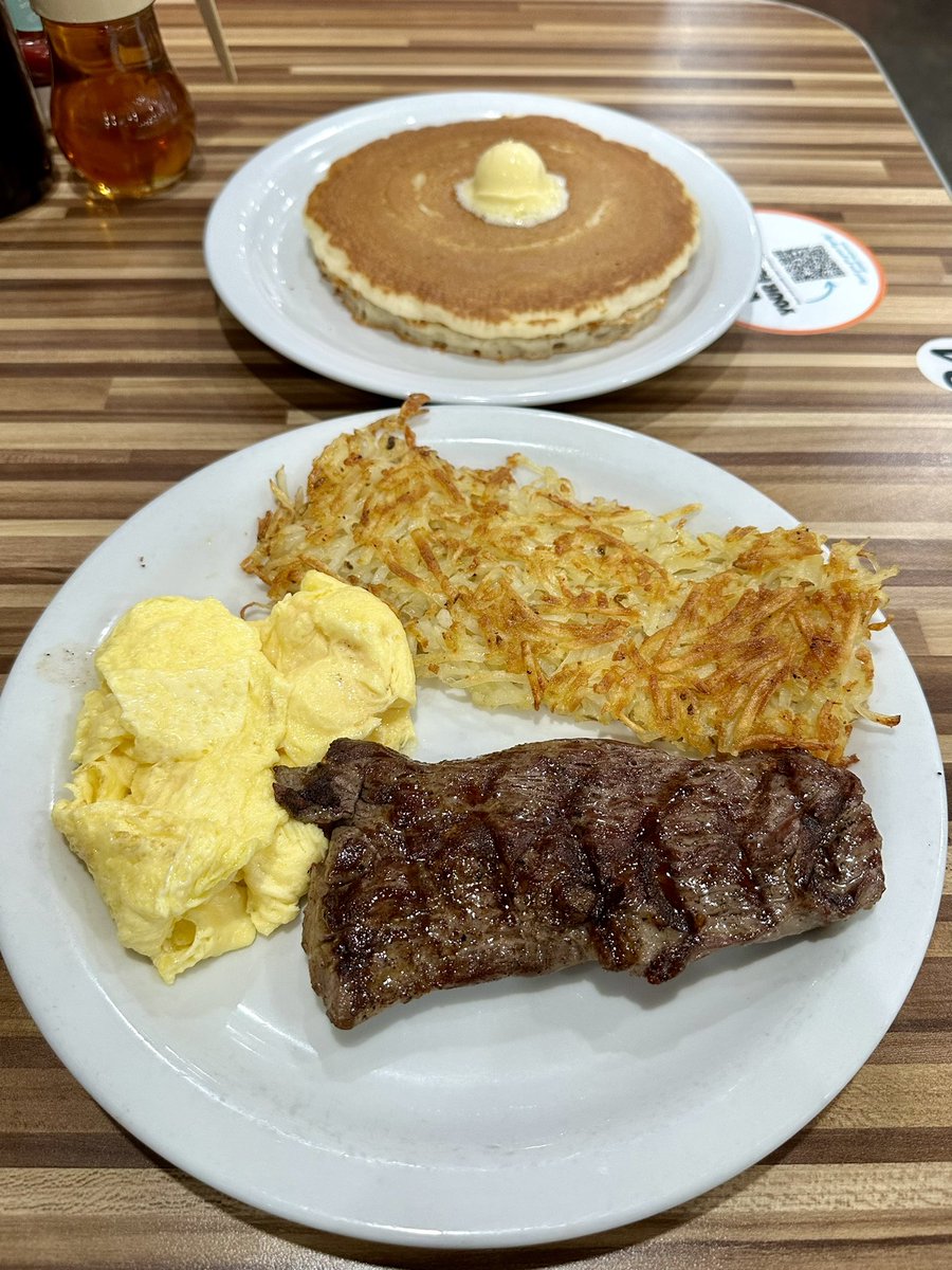 Chef_Jay's tweet photo. I wanted a Club Sandwich after work, 
but there aren’t many options at 5 am.

Once I got to #NormsRestaurant and saw the Sirloin Steak and Eggs in the Late Night Menu, served with Hash Browns and Hotcakes, Club Sandwich who???

#latenight #latenightmenu #inthe323 #norms https://t.co/SiFML1woWD
