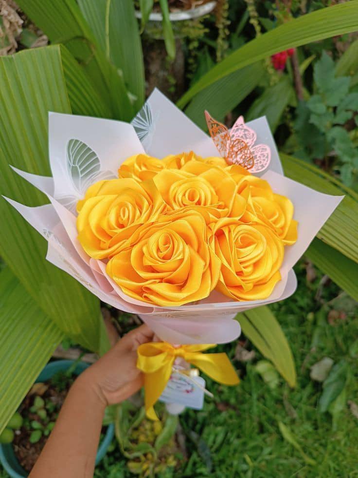 Unvenecomas's tweet photo. Mi esposa se creó una cuenta de Instagram para su nuevo emprendimiento. Les agradecería mucho si la empiezan a seguir,  vende cositas como relicarios, collares, arreglos florales con rosas eternas, anillos de promesa, les dejó el link del perfil: https://t.co/m9BehW6UwD https://t.co/qk0Yi5WZ1r