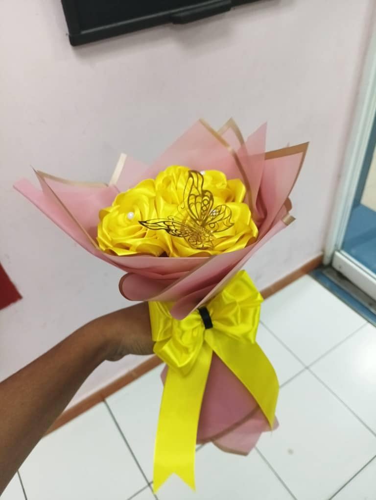 Unvenecomas's tweet photo. Mi esposa se creó una cuenta de Instagram para su nuevo emprendimiento. Les agradecería mucho si la empiezan a seguir,  vende cositas como relicarios, collares, arreglos florales con rosas eternas, anillos de promesa, les dejó el link del perfil: https://t.co/m9BehW6UwD https://t.co/qk0Yi5WZ1r