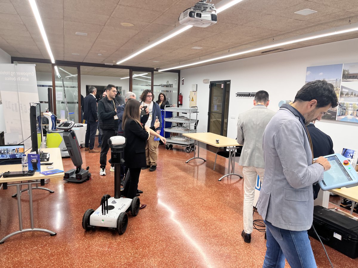 HisendaGOIB's tweet image. Un centenar de persones assisteixen al @parcbit a una jornada pionera sobre robòtica aplicada al  sector de l’hoteleria i la restauració.

✅Nota de premsa: tn.caib.es/JornadaRobotica