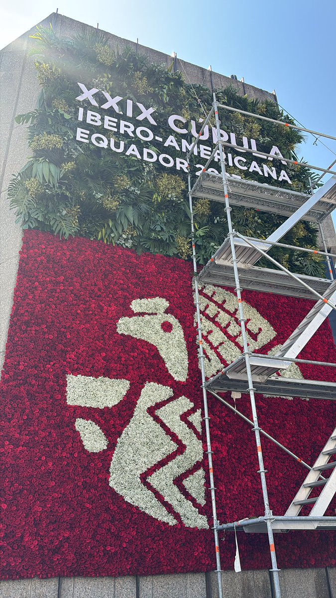 gabisommerfeld's tweet photo. #Cuenca #CumbreIberoamericana

Uno de los 3 murales de flores naturales con rosas, gipsofilias y follaje verde, que muestran la belleza natural del #Ecuador a la entrada del Museo Pumapungo, Sede de la Cumbre Iberoamericana.  

Cada mural con 18.000 tallos de rosas. 

Gracias @ExpofloresEc @Fedexpor siempre sumando y haciendo país.