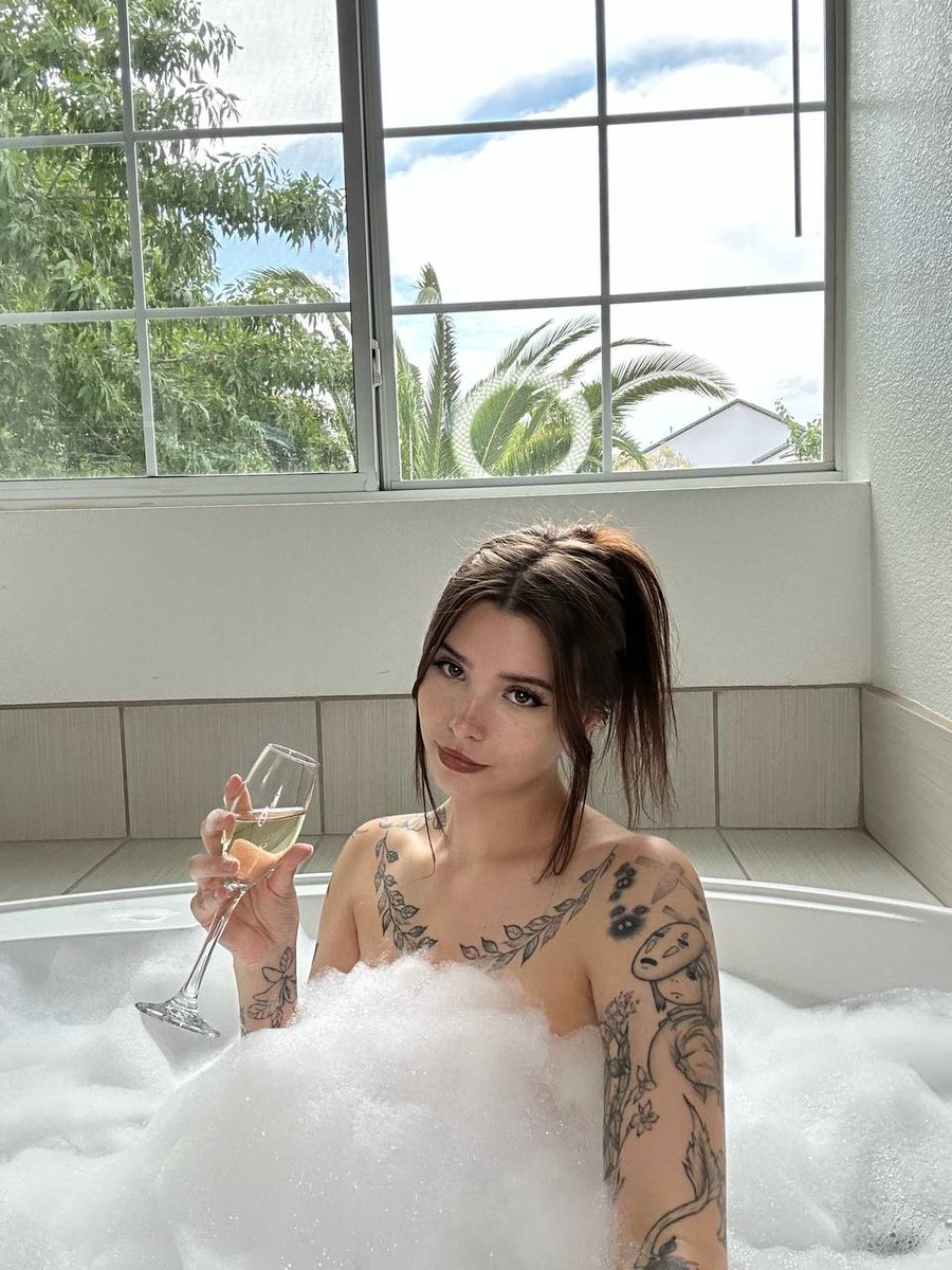 nat(@imnatking ):who hasn’t received a nudy in the DMs today?📸