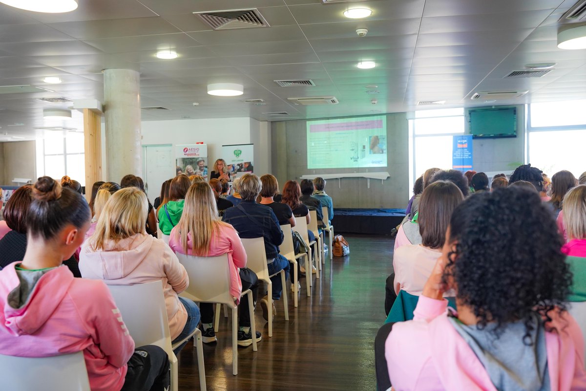 AesioMutuelle's tweet image. Le 28/10 l'@ASSECoeurVert, le Comité Loire @laliguecancer &amp;amp; @AesioMutuelle se sont mobilisés pour la #SantéAuFeminin auprès des joueuses, salariées, supportrices et patientes atteintes de cancer en proposant des conférences et ateliers pour sensibiliser et soutenir cette cause 🙌