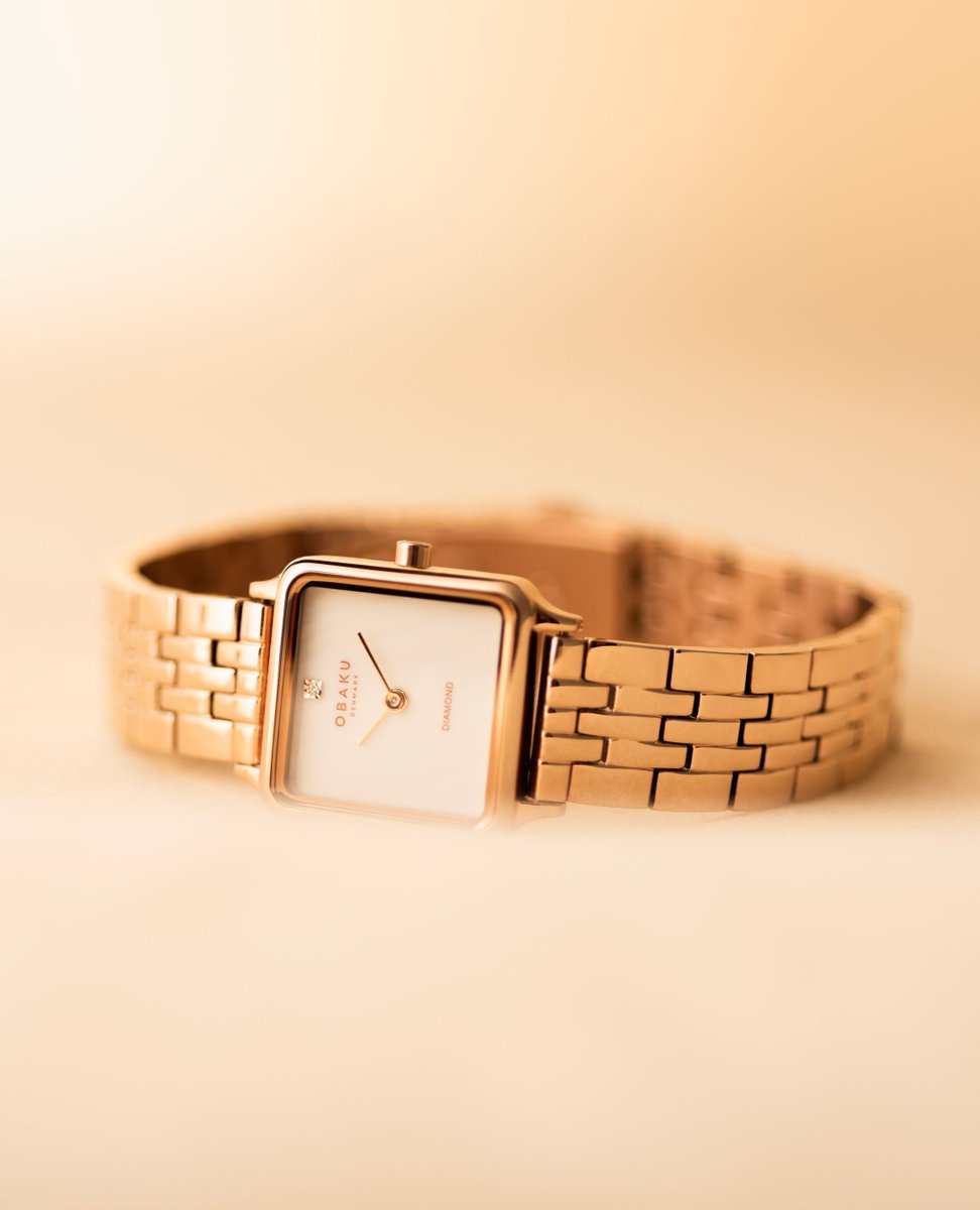 New collection - Adamas Fuchsia is a showcase of refined design, featuring a petite 23mm square case that radiates sophistication.