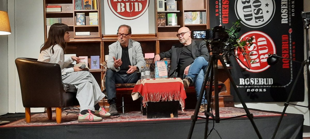 Salli Hakala (@sallihakala) on Twitter photo "Journalismi voisi olla joskus hiljaa. Eikä juosta jokaisen algoritmin syöttämän klikkiotsikon perässä." sanovat professorit Esa Väliverronen <a href="/esavaliv/">Esa Väliverronen</a> ja Janne Seppänen uudistetun #Mediayhteiskunta teoksen julkistamisessa. #viestintä #Polemis <a href="/SocSciHelsinki/">Faculty of Social Sciences, HelsinkiUni</a> "Journalismi voisi olla joskus hiljaa. Eikä juosta jokaisen algoritmin syöttämän klikkiotsikon perässä." sanovat professorit Esa Väliverronen <a href="/esavaliv/">Esa Väliverronen</a> ja Janne Seppänen uudistetun #Mediayhteiskunta teoksen julkistamisessa. #viestintä #Polemis <a href="/SocSciHelsinki/">Faculty of Social Sciences, HelsinkiUni</a>