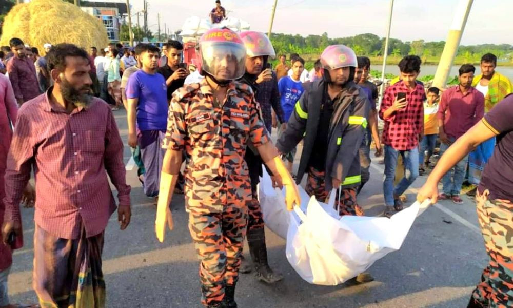 দুর্ঘটনায় ঝরল দুই বন্ধুর প্রাণ, অন্যজন গুরুতর আহত