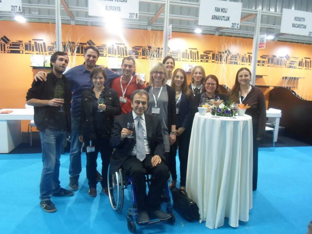 Sipos Áron (@aronsipos_hu) on Twitter photo Macaristan'ın TÜYAP Kitap Fuarı'nda onur konuğu olması üzerinden tam 10 yıl geçti. Malum Kültür Merkezi'nin biberon ekibi. Gelenler oldu, gidenler oldu, dönenler oldu.
<a href="/MacarKultur/">Liszt Enstitüsü Macar Kültür Merkezi</a> Macaristan'ın TÜYAP Kitap Fuarı'nda onur konuğu olması üzerinden tam 10 yıl geçti. Malum Kültür Merkezi'nin biberon ekibi. Gelenler oldu, gidenler oldu, dönenler oldu.
<a href="/MacarKultur/">Liszt Enstitüsü Macar Kültür Merkezi</a>