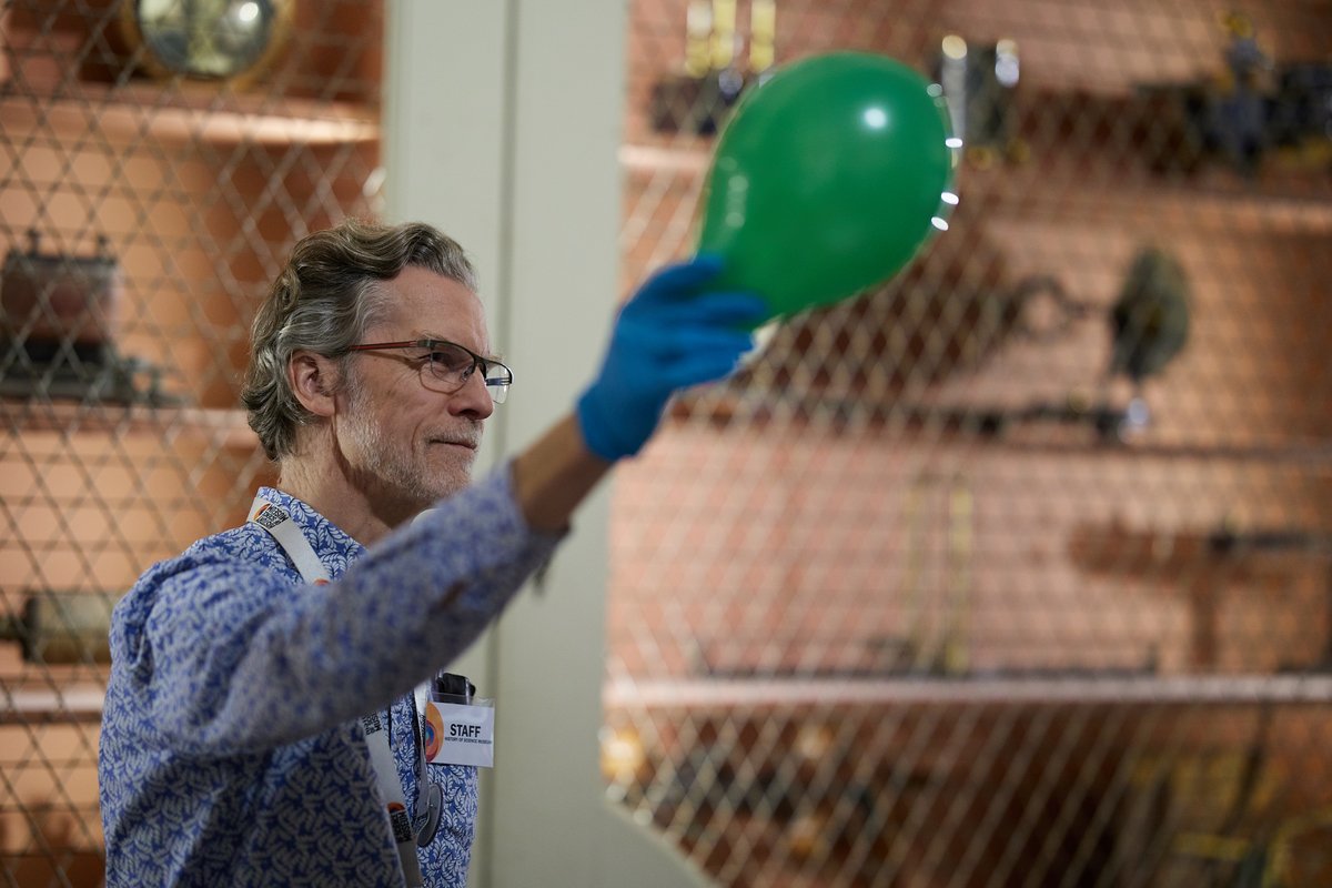 HSMOxford's tweet photo. Today's #Museum30 prompt is #learning! 📚

As a museum we take learning SERIOUSLY, hence the presence of balloons...and bunny ears...

Enjoy these snap shots from a Spectacular Science Show and Alice's Day 🐇

 #MuseumEducation #ScienceWorkshops https://t.co/bF6fyNhvvA