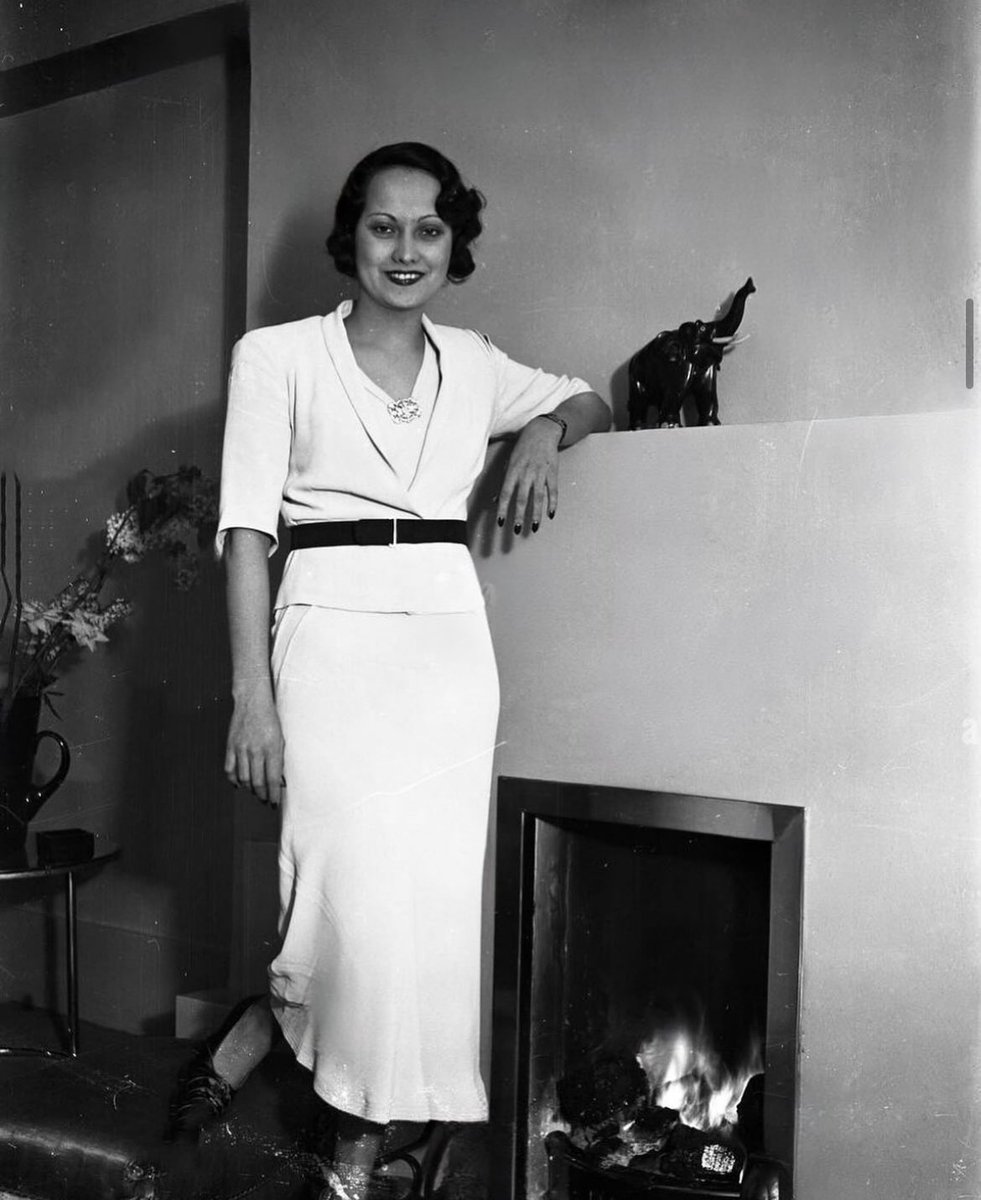 classicaldame's tweet image. Merle Oberon at home preparing for her departure for Hollywood, 1934. She had recently finished THE PRIVATE LIFE OF HENRY VIII and was receiving rave reviews as Anne Boleyn. #TCMParty