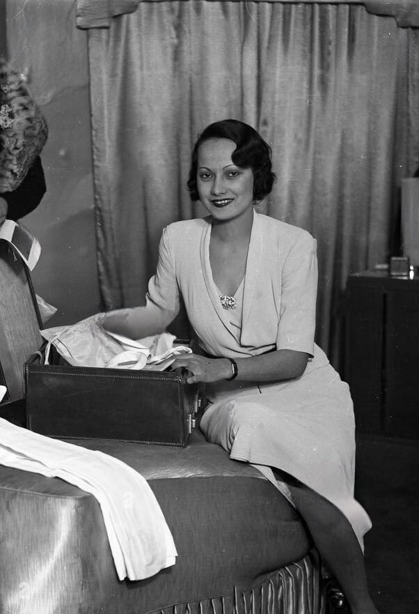 classicaldame's tweet image. Merle Oberon at home preparing for her departure for Hollywood, 1934. She had recently finished THE PRIVATE LIFE OF HENRY VIII and was receiving rave reviews as Anne Boleyn. #TCMParty