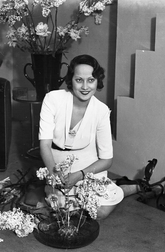 classicaldame's tweet image. Merle Oberon at home preparing for her departure for Hollywood, 1934. She had recently finished THE PRIVATE LIFE OF HENRY VIII and was receiving rave reviews as Anne Boleyn. #TCMParty