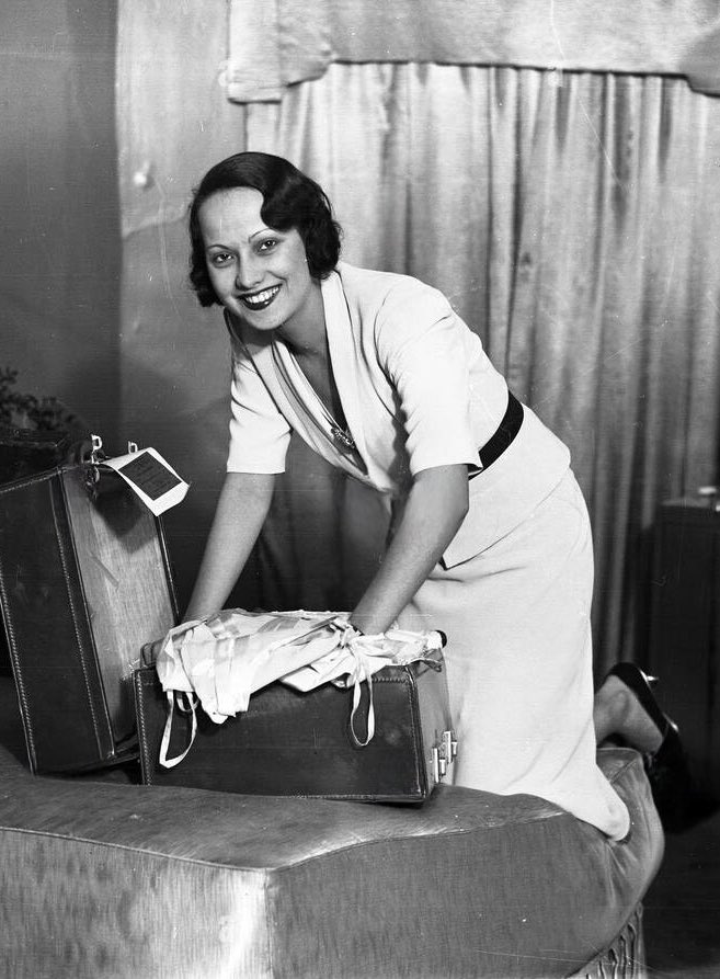 classicaldame's tweet image. Merle Oberon at home preparing for her departure for Hollywood, 1934. She had recently finished THE PRIVATE LIFE OF HENRY VIII and was receiving rave reviews as Anne Boleyn. #TCMParty