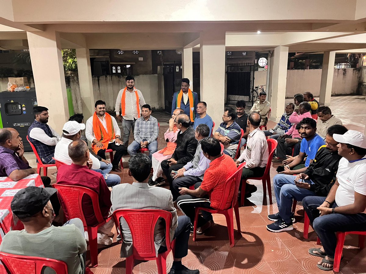 AV_JASWAL's tweet image. &quot;आज देर शाम चुटिया के गणपत नगर में माननीय विधायक श्री सीपी सिंह जी के साथ कार्यक्रम में शामिल हुआ। क्षेत्र के विकास और जनहित के प्रति उनका समर्पण देखकर प्रेरित हुआ। #रांची #विकास #CPsingh @bjpcpsingh @BJP4Jharkhand