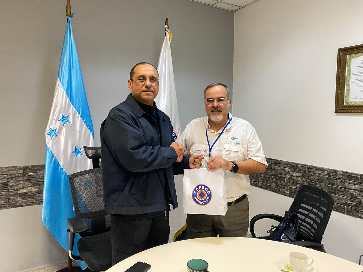 GOAL_Honduras's tweet photo. Fortaleciendo la resiliencia del Valle de Sula.
En un encuentro clave para la gestión de riesgos, nos reunimos con el ministro de @CopecoHonduras1 para presentar los avances y resultados en la implementación del Sistema de Monitoreo y Pronóstico del Valle de Sula (SIMPRO-VS), el cual ya esta funcionando en las oficinas de regional #2 de COPECO. Este sistema contribuye al fortalecimiento del sistema de alerta temprana en la región, facilitando la toma de decisiones para una respuesta anticipatoria más efectiva ante inundaciones para los 20 municipios del Valle de Sula y así proteger a sus barrios y comunidades.
Seguimos trabajamos unidos por la seguridad y el bienestar de las comunidades del Valle de Sula.
#GOALContigo