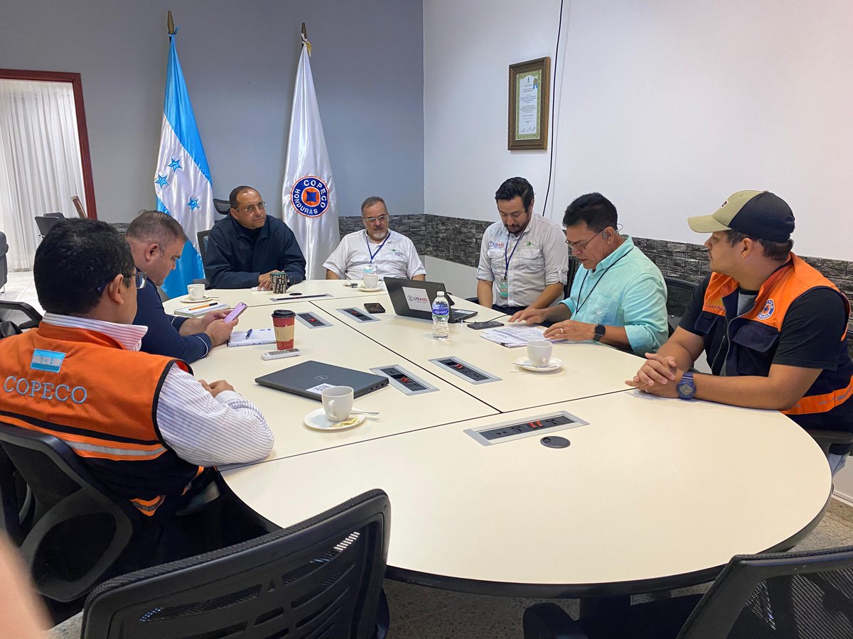 GOAL_Honduras's tweet photo. Fortaleciendo la resiliencia del Valle de Sula.
En un encuentro clave para la gestión de riesgos, nos reunimos con el ministro de @CopecoHonduras1 para presentar los avances y resultados en la implementación del Sistema de Monitoreo y Pronóstico del Valle de Sula (SIMPRO-VS), el cual ya esta funcionando en las oficinas de regional #2 de COPECO. Este sistema contribuye al fortalecimiento del sistema de alerta temprana en la región, facilitando la toma de decisiones para una respuesta anticipatoria más efectiva ante inundaciones para los 20 municipios del Valle de Sula y así proteger a sus barrios y comunidades.
Seguimos trabajamos unidos por la seguridad y el bienestar de las comunidades del Valle de Sula.
#GOALContigo