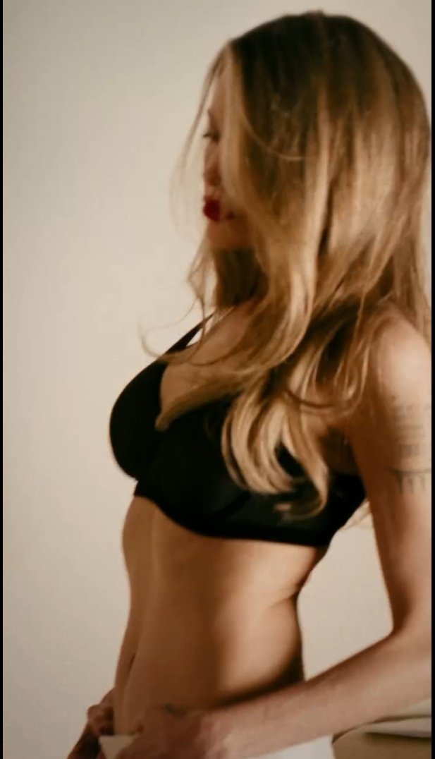 angeltresjolie_'s tweet photo. Gotta remind everyone that this is a lipstick campaign https://t.co/LAnLhafT7H