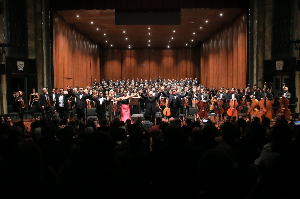 lauammx's tweet photo. 🎹 Carmina Burana, obra maestra de Carl Orff, emocionó a los presentes y ofreció una velada inolvidable en el Palacio de las Bellas Artes, como parte de los actos conmemorativos del 50 Aniversario de esta casa de estudios, bajo la dirección del maestro Enrique Diemecke, con la voz de la y los solistas Anabel de la Mora, Óscar de la Torre y Daniel Cerón, acompañados del Coro Filarmónico Universitario, de los Niños Cantores de Tepotzotlán y de la Orquesta de Concertistas Internacionales.

El acto estuvo encabezado por el Dr. José Antonio De los Reyes Heredia, rector general, y la Dra. Norma Rondero López, secretaria general, así como rectoras, rectores, coordinadores y directores.
.
#SoyUAM #UAM50 #Cultura #Arte #UAMArtística @CulturaUAMmx @PalacioOficial