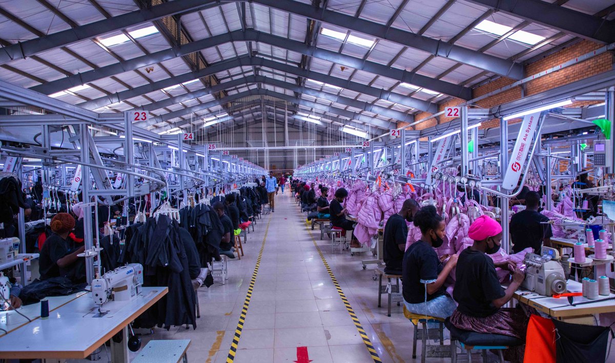 RwandaTrade's tweet photo. Mu nganda yasuye harimo C&amp;D Products Rwanda Co. Ltd rukora imyenda cyane cyane icuruzwa ku isoko mpuzamahanga; @AIFRwanda rukora ifu yo mu bwoko butandukanye mu binyampeke ikize ku ntungamubiri, na @PharmaLabLtd rukora ibikoresho byifashishwa kwa muganga hafatwa ibizamini. https://t.co/efoyDRQUHI