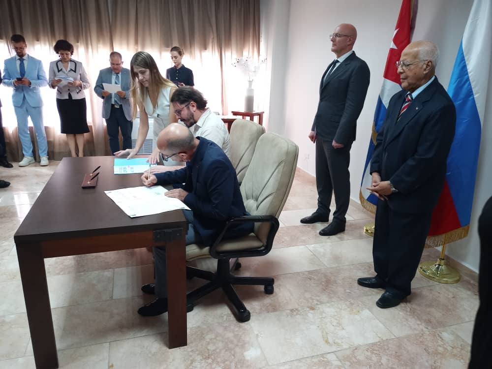 Aicros1's tweet photo. Firma aicros y empresa GenIt S.L memorándum para alianza de trabajo entre los dos países. 🇷🇺🇨🇺
#Aicros #Voltah #FIHAV #ConstruirConInteligencia https://t.co/jd7Yxzl0GK