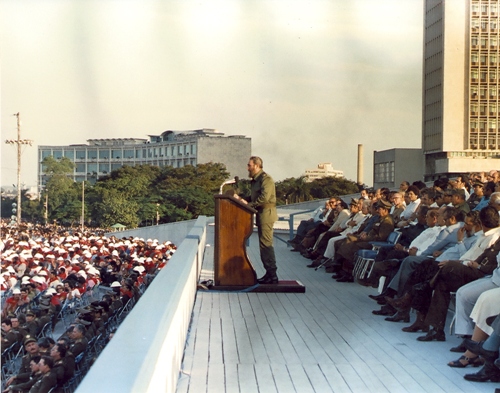 📅14 de noviembre de 1983 📸Discurso de #FidelCastro en el acto de despedida de duelo a los héroes caídos en desigual combate frente al imperialismo yanki en Granada. 

👉bit.ly/2z4yZUA