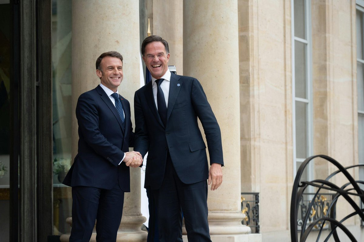 NATOpress's tweet image. .@SecGenNATO met 🇫🇷President @EmmanuelMacron to discuss support for #Ukraine, ramp up defence production &amp;amp; boost transatlantic defence industrial cooperation. He also visited @thalesgroup where engineers develop cutting-edge capabilities for #NATO Allies.
 bit.ly/4fJppIx