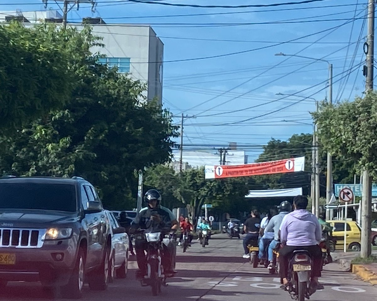 A partir de hoy cambia a un solo sentido la calle 14, según el pasacalle instalado, pero a aparte de eso,  no hay un solo agente de tránsito haciendo pedagogía. No todo el mundo mira hacia arriba, por lo que es necesario orientar a los conductores y evitar el caos vehicular
