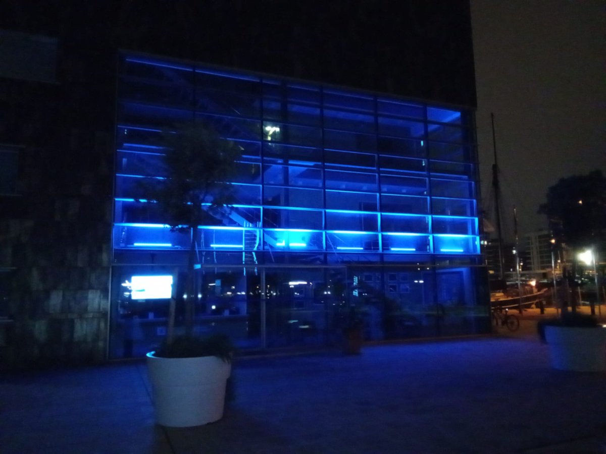 💙 La façana de l'edifici de Capitania del Port de #Badalona s'il·lumina de blau aquest dimarts amb motiu del Dia Mundial contra la #Pneumònia i per conscienciar sobre aquesta malaltia i el problema de salut pública que comporta #Pneumolight