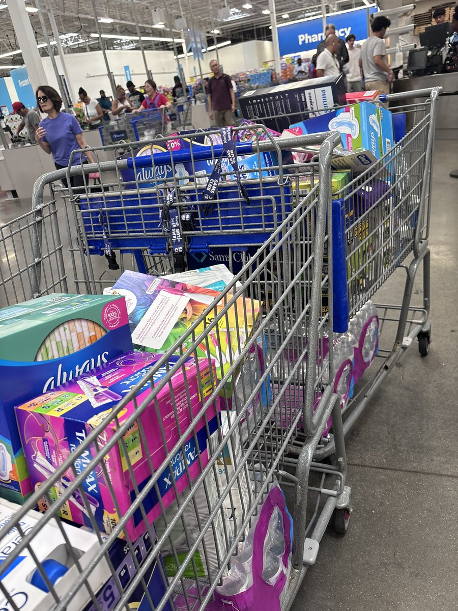 Spent time on my birthday at HAWC to help the cause and support women in need. Thankful to be apart of a huge donation gathering resources about $5000 to a good cause ❤️🙏🏾. https://t.co/XmKOlwHwdj
