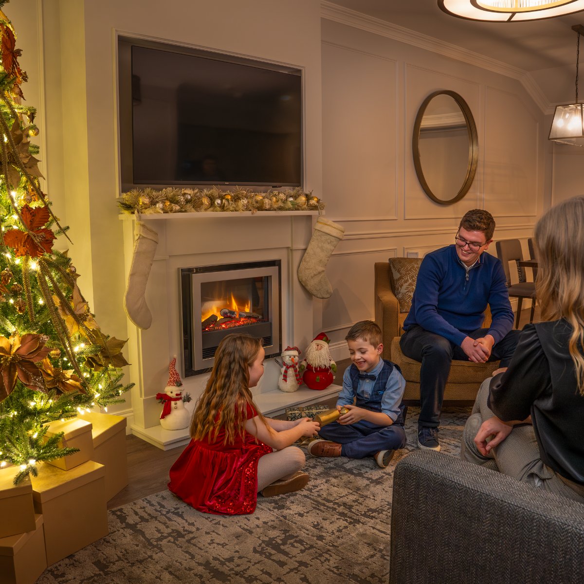 This holiday season, gather family or reconnect with friends in our exquisite Lodges, beautifully adorned for Christmas.

Find out more: glenloabbeyhotel.ie/lodges-special…