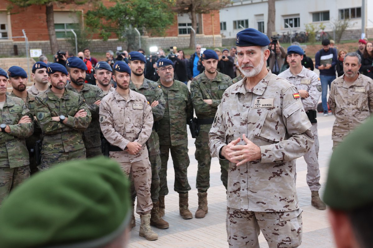 CasaReal's tweet photo. El Rey, con los efectivos de las distintas unidades militares que se encuentran en la Base Militar “Jaime I” en Bétera (Valencia) para trabajar en la recuperación de las zonas afectadas por la DANA.

➡️https://t.co/6XNDrBZu5I https://t.co/ldoof8EbAq