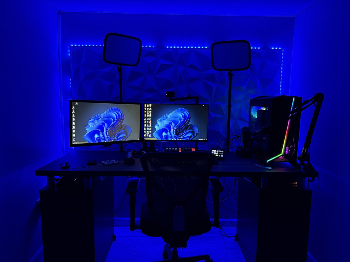rydogg20's tweet photo. New desk has been set up. Still debating if I should keep the silver legs under the desk. https://t.co/CjrCdIPPB9