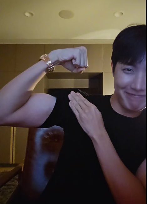 berrybts07's tweet photo. Stealing Hobi's pic's from twt
In every possible way just bcoz I have attending my dam classes while my phone is on DND😑
Sry I won't apologize to anyone 😭😭 https://t.co/2gPj5kxjGZ