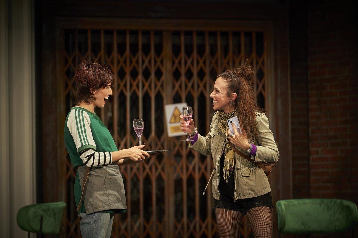 🍷 La Max, una aparent cambrera de bar que amaga més del que sembla.

Aprofita, que hi ha fins al 30% de descompte actiu per veure #EscapeRoom2!

🎟️ bit.ly/EscapeRoom__2