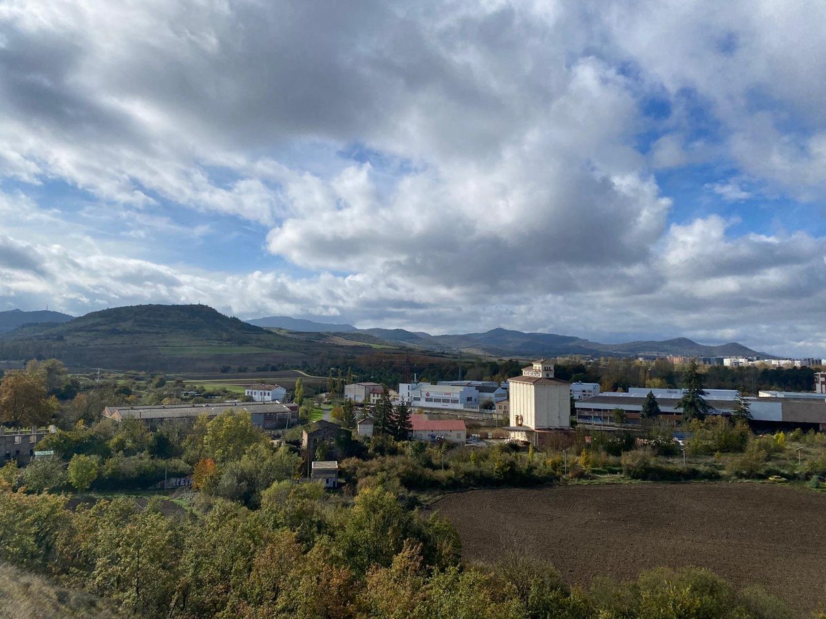 iaarqueologia's tweet photo. 🏭 El sábado realizamos la fantástica visita guiada "Puente Alto. Un patrimonio industrial olvidado" junto a @fgmzdz. 

🤍 Mila esker a todas las personas que os animasteis a participar y... ¡hasta pronto! https://t.co/U71e3VqbPo