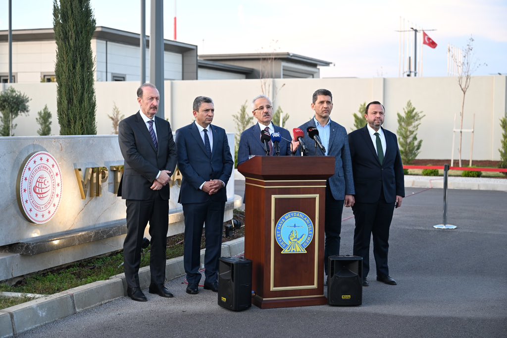 Antalya’mız her şeyin en iyisini 
hak ediyor🛬🛫

Her yıl milyonlarca turistin indiği 
Antalya Havalimanı’mızda yenileme, modernleşme ve genişleme çalışmalarını Ulaştırma ve Altyapı Bakanımız Sn. Abdulkadir Uraloğlu (<a href="/a_uraloglu/">Abdulkadir URALOĞLU</a> ) ile inceledik.