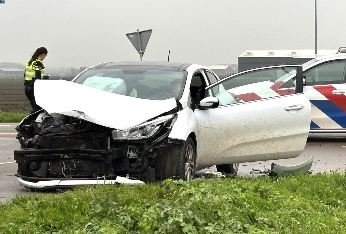 Aanrijding op kruising in Andijk, bestuurder aangehouden