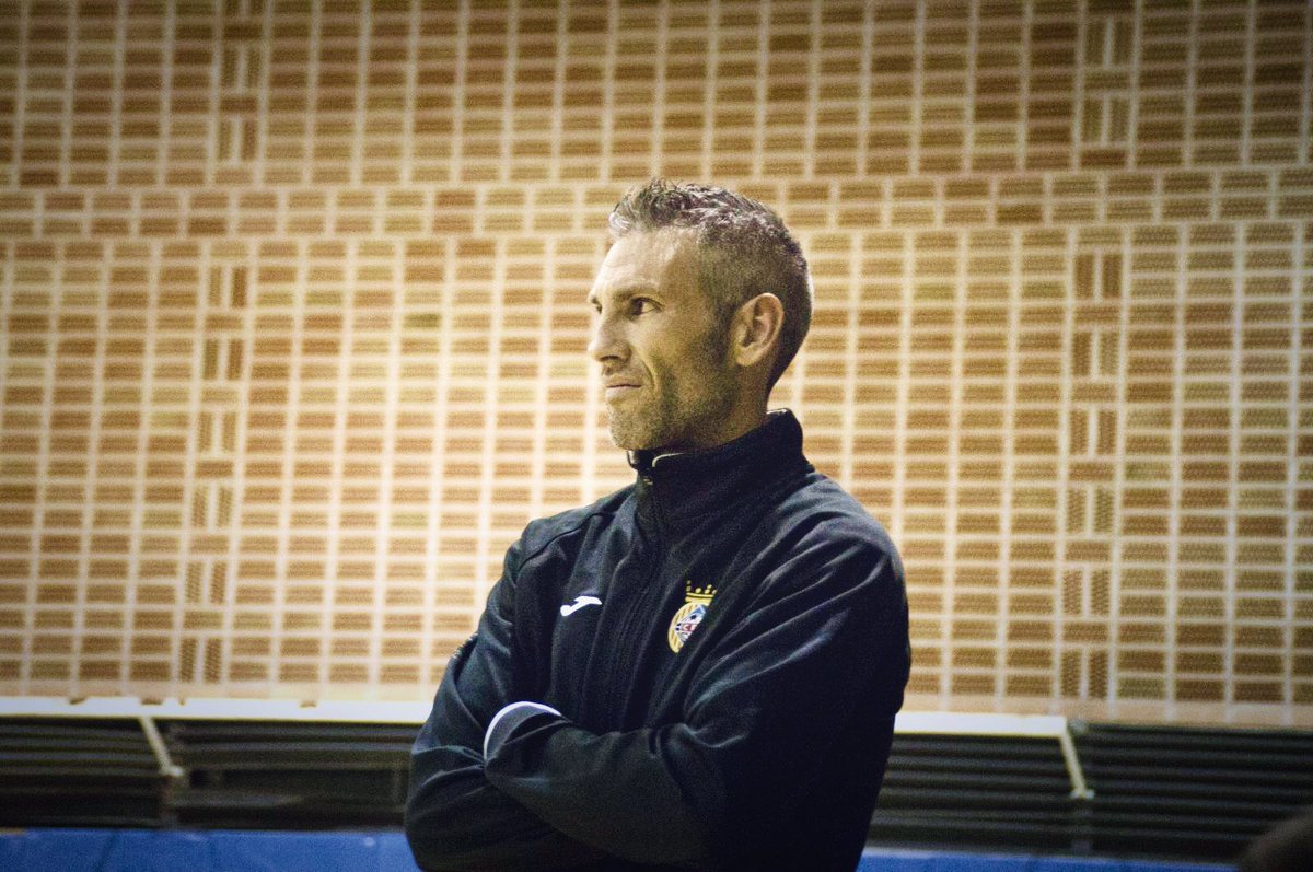 CERDANYOLAFC's tweet photo. 🏋️‍♂️ De manera interina, el director esportiu del futbol sala, David Herraiz, agafa les regnes del primer equip mantenint el mateix cos tècnic de l’inici de temporada.

💪🏻 Iniciem junts nova etapa!

#futsal #segonab #somhiverds https://t.co/f2zKOYBuDa