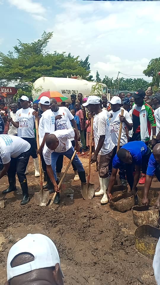 BubanzaCommune2's tweet photo. #Burundi:Kuri uyu wa 12/11/2024,Urumuri rw'Amahoro rwamurikiye ibikorwa vy'iterambere muri Komine #Bubanza,habereye ibikorwa vyo gusasa isima mu biro vy'umutumba wa #Mitakataka,muri Komine #Mpanda naho hariko hubakwa ishure shingiro rya #Muzinda1 muri @BubanzaProvince.
#Ayiwacu. https://t.co/znVgtwdohR