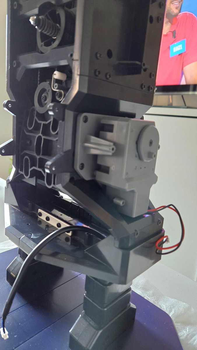 Victor_E_T's tweet photo. Acabo de montar el 51,52,53 y 54 en estos fasciculos montaremos el motor del brazo izquierdo y lo completaremos poniendolo en el cuerpo de E.T. el 55 y 56 los montare el siguiente envio ya que empezamos a construir el motordel brazo derecho #planetadeagostini #altaya #fanhome https://t.co/C02DHaWSH5