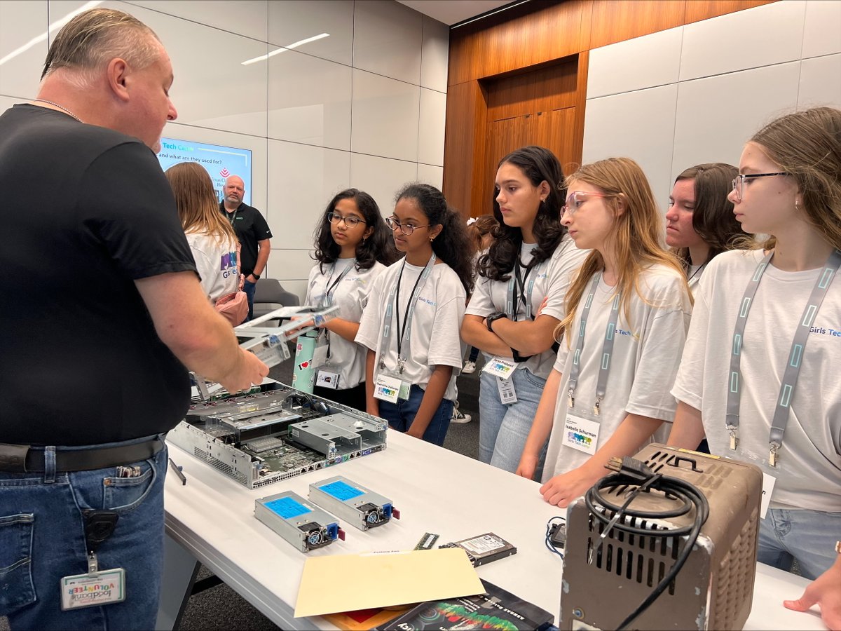 Our York Junior High, Conroe ISD students had a great time at the Hewlett Packard Enterprise Girl's in Tech Day!  Students got to engage with employees, learn more about the career opportunities available, and get some hands-on experience!
#CISDconneCTEd