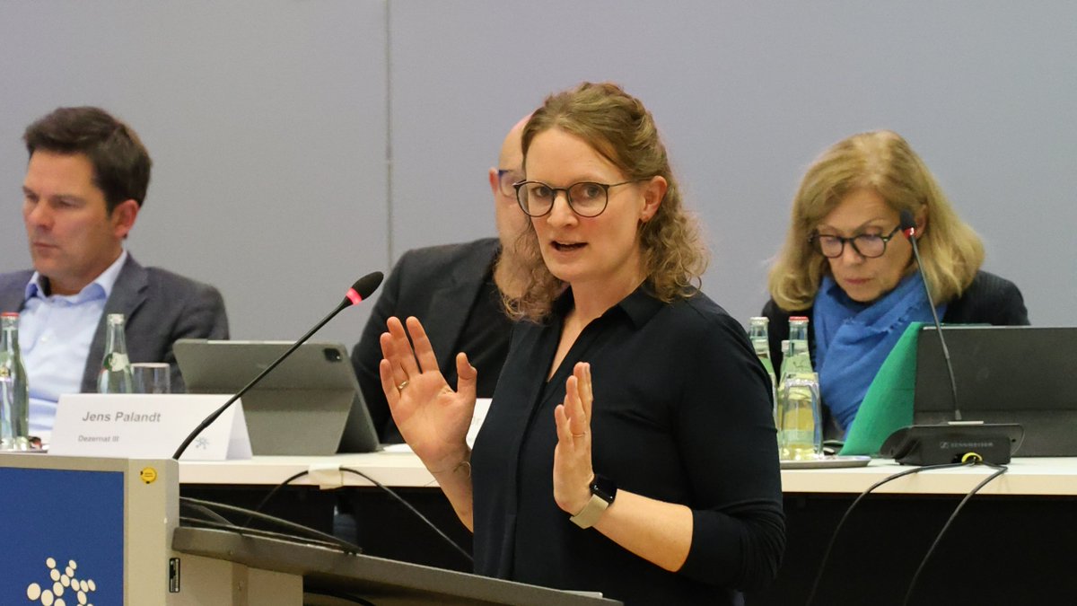 Die Kürzungen von rund 28 Mio. Euro im Jobcenter der Region werden dramatische Folgen haben und etablierte Strukturen irreversibel zerstören. Das ist ein herber Rückschlag für die Betroffenen, die Trägervereine und die sozialen Fachkräfte.

-
@sinja_muenzberg