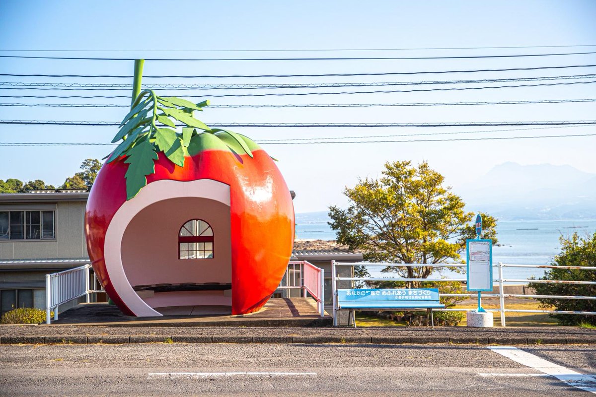 javierubioo's tweet photo. En la ciudad japonesa de Konagai las estaciones de autobús tienen forma de fruta! 

Las hay de 5 tipos: fresa, sandía, melón, naranja y tomate. https://t.co/UJquxDX4ML