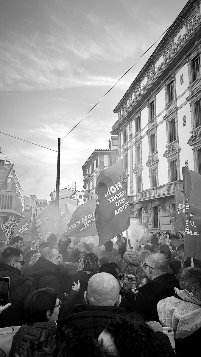 FrancescoRidi1's tweet photo. Bisogna SEMPRE lottare per i propri diritti 

#12novembre #moda #ScioperoGenerale 
#Firenze #Toscana 

Il lavoro non passa MAI di moda https://t.co/XQ1aF9AJWH